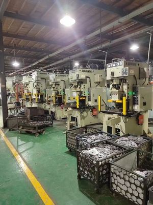 Remplacement du filtre à carburant de l'excavateur tracteur L7663F vendu directement par IES pour le montage de voitures